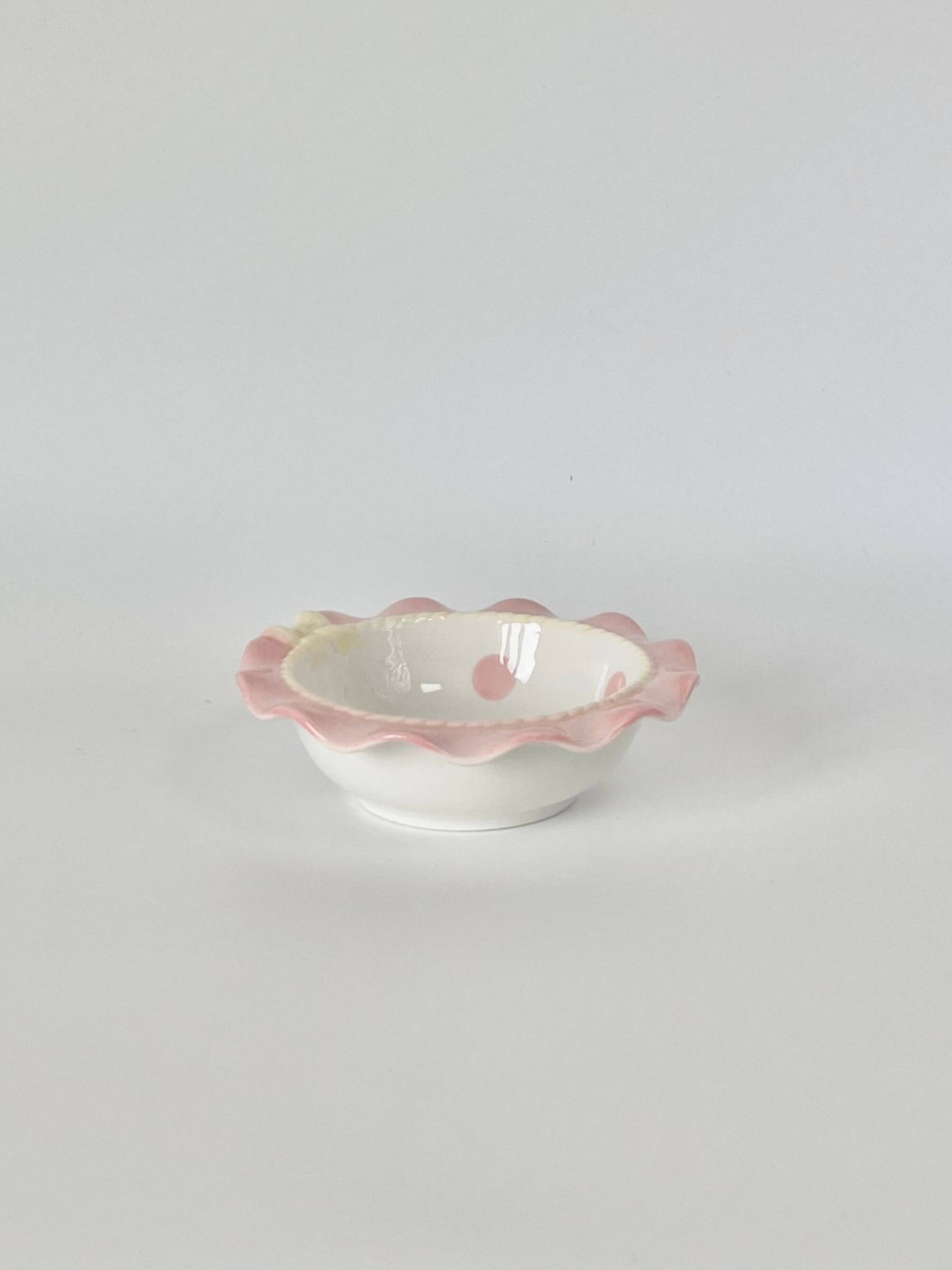 Coquette Core Cosette Set in Pastel Pink. The cutest crockery set with frills and bow designs on them. Spotted girly ceramic tableware for mothers and daughters. Plate and bowl set for dinner, lunch, breakfast. Perfect gift set for homeware.