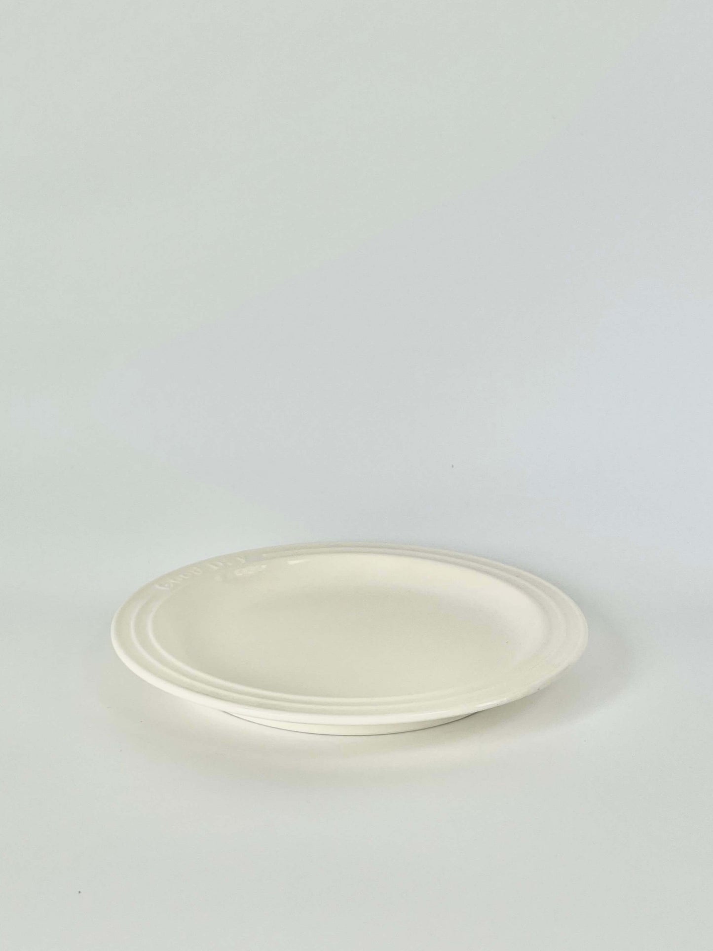 Melody Plate in Beige / Cream / Bone / White. Simple aesthetic ceramic plate for breakfast, lunch or dinner. Crockery plate. Elegant minimalistic tableware as home décor. Café vibes. Perfect gift or present.